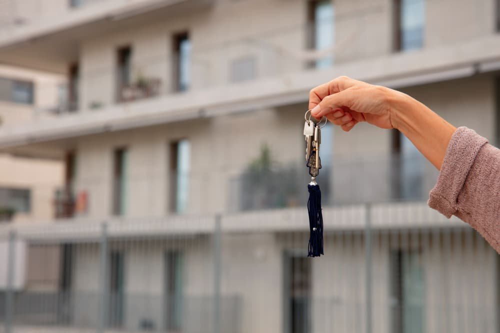 Interior acogedor de un moderno loft de diseño en Madrid Sur, resultado de una conversión de local comercial con alta rentabilidad, reformado por Reformas Madrid Sur.