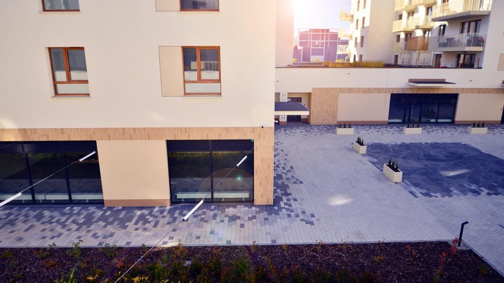 Comparativa split-screen de antes y después de convertir un local comercial crudo en un moderno loft residencial en Madrid Sur por Reformas Madrid Sur.